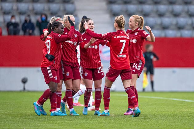 Viviane Asseyi FC Bayern Muenchen Frauen, 18 , Sarah Zadrazil FC Bayern Muenchen Frauen, 25 , Giulia Gwinn FC Bayern Muenchen Frauen, 7 and Glodis Perla Viggosdottir FC Bayern Muenchen Frauen, 14 celebrate with Lea Schueller FC Bayern Muenchen Frauen, 11 their second of three goals for the intermediate score of 4 0 FC Bayern Muenchen Frauen vs 1 FC Koeln, Football, Womens Bundesliga, 15 Matchday, Season 2021 2022, 06 03 2022 DFL DFB REGULATES PROHIBIT ANY USE OF PHOTOGRAPHS as IMAGE SEQUENCES and or QUASI VIDEO FC Bayern Muenchen Frauen against 1 FC Koeln, Football, Womens Bundesliga, 15 Matchday, Season 2021 2022, 06 03 2022 Muenchen Copyright: xEibnerxPressefotox xHeikexFeinerx EP_HFR