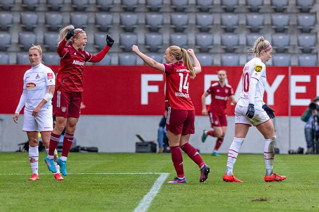 Great jubilation at Hanna Glas FC Bayern Muenchen Frauen, 5 about her goal to 3 0 together with Glodis Perla Viggosdottir FC Bayern Muenchen Frauen, 14 , Rachel Rinast 1 FC Köln, 31 left and Sharon Beck 1 FC Köln, 10 right are served FC Bayern Muenchen Frauen against 1 FC Koeln, Football, Womens Bundesliga, 15 Matchday, Season 2021 2022, 06 03 2022 DFL DFB REGULATES PROHIBIT ANY USE OF PHOTOGRAPHS as IMAGE SEQUENCES and or QUASI VIDEO FC Bayern Muenchen Women vs 1 FC Koeln, Football, Womens Bundesliga, 15 Matchday, Season 2021 2022, 06 03 2022 Muenchen Copyright: xEibnerxPressefotox xHeikexFeinerx EP_HFR