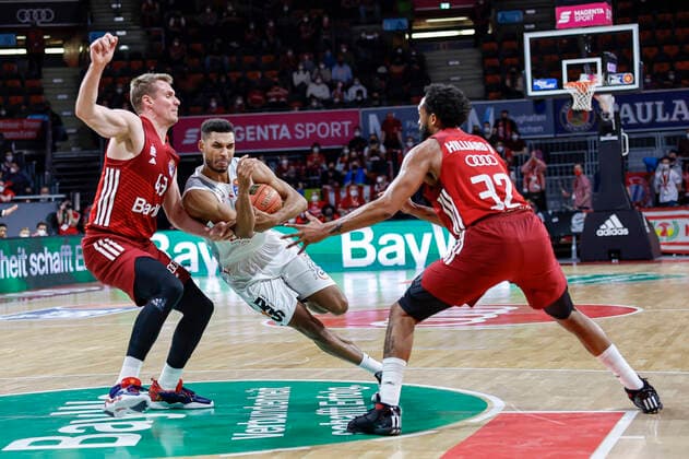 Center Kenneth Ogbe Brose Bamberg, 25 left Leon Radosevic Bayern Munich, 43 right Darrun Hilliard Bayern Munich, 32 FC Bayern Munich Brose Bamberg easyCredit BBL Basketball Saison 2021 22 Spieltag 23, 06 03 2022 Audi Dome 13 UrhG explicit copy required When using of the photo outside journalistic purposes please contact the photographer Copyright: DanielxLöb
