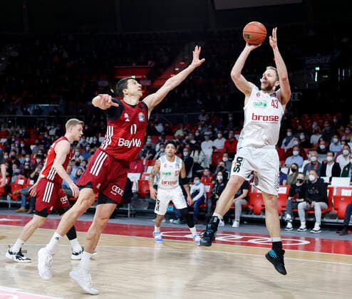 06 03 2022, BBL, FC Bayern Muenchen vs Brose Bamberg, Audi Dome Muenchen, basketball, sports, in the picture Vladimir Lucic FCB Basketball vs Christian Sengfelder Brose Bamberg