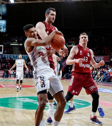 06 03 2022, BBL, FC Bayern Muenchen vs Brose Bamberg, Audi Dome Muenchen, basketball, sports, in picture Kenneth Ogbe Brose Bamberg vs Paul Zipser FCB Basketball , Leon Radosevic FCB Basketball