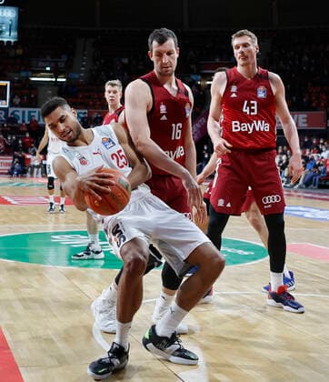 06 03 2022, BBL, FC Bayern Muenchen vs Brose Bamberg, Audi Dome Muenchen, basketball, sports, in picture Kenneth Ogbe Brose Bamberg vs Paul Zipser FCB Basketball , Leon Radosevic FCB Basketball