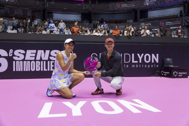 Shuai Zhang (CHN) remporte la finale du tournoi de Lyon et pose avec son entraineur - Open 6eme sens MÃ tropole de Lyon TENNIS : Open 6eme sens Metropole de Lyon - 06 03 2022 SandrineThesillat Panoramic 