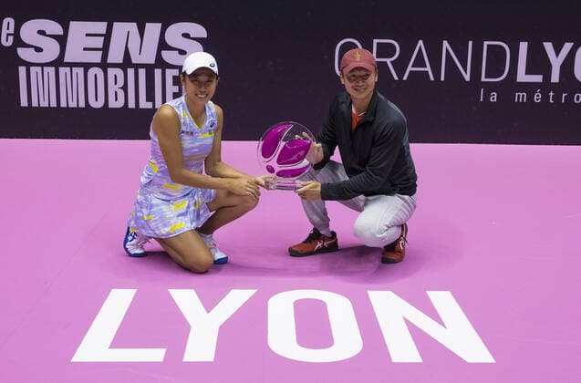 Shuai Zhang (CHN) remporte la finale du tournoi de Lyon et pose avec son entraineur - Open 6eme sens MÃ tropole de Lyon TENNIS : Open 6eme sens Metropole de Lyon - 06 03 2022 SandrineThesillat Panoramic 