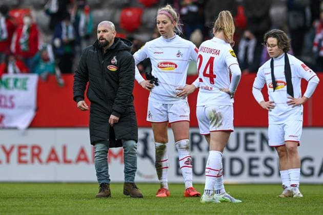 Coach Sascha Glass Cologne and the Cologne players after the end of the game looking disappointed, disappointment, frustration, disappointed, pessimistic, 06 03 2022, Munich Germany , Football, Flyeralarm Frauen Bundesliga, FC Bayern München 1 FC Köln, DFB DFL REGULATIONS PROHIBIT ANY USE OF PHOTOGRAPHS AS IMAGE SEQUENCES AND OR QUASI VIDEO xslx