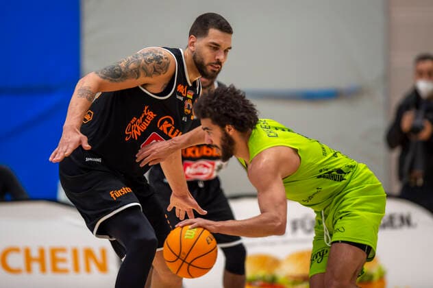 Waverly Austin 32, WiHa Panthers Schwenningen defending against Tyler Cheese 4, Ehingen Urpring GER, Basketball, Barmer 2 Bundesliga Pro A, Spieltag 28, Ehingen Urspring vs WiHa Panthers Villingen Schwenningen, 06 03 2022, GER, Basketball, Barmer 2 Bundesliga Pro A, Spieltag 28, Ehingen Urspring vs WiHa Panthers Villingen Schwenningen, 06 03 2022 Ehingen Copyright: xEibner-Pressefotox EP_FWF