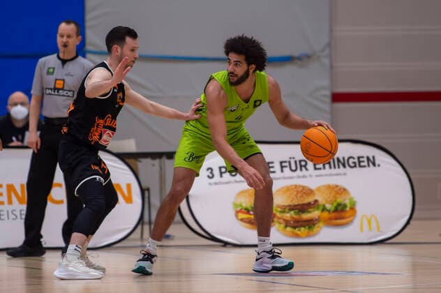 Tyler Cheese 4, Ehingen Urpring with David Cohn 34, WiHa Panthers Schwenningen GER, Basketball, Barmer 2 Bundesliga Pro A, Spieltag 28, Ehingen Urspring vs WiHa Panthers Villingen Schwenningen, 06 03 2022, GER, Basketball, Barmer 2 Bundesliga Pro A, Spieltag 28, Ehingen Urspring vs WiHa Panthers Villingen Schwenningen, 06 03 2022 Ehingen Copyright: xEibner-Pressefotox EP_FWF