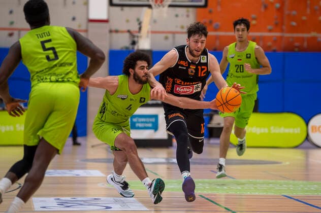 Duel between Robert Drijencic 12, WiHa Panthers Schwenningen and Tyler Cheese 4, Ehingen Urpring GER, Basketball, Barmer 2 Bundesliga Pro A, Spieltag 28, Ehingen Urspring vs WiHa Panthers Villingen Schwenningen, 06 03 2022, GER, Basketball, Barmer 2 Bundesliga Pro A, Spieltag 28, Ehingen Urspring vs WiHa Panthers Villingen Schwenningen, 06 03 2022 Ehingen Copyright: xEibner-Pressefotox EP_FWF