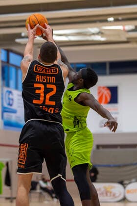 Pass attempt on Waverly Austin 32, WiHa Panthers Schwenningen is defended by Munis Tutu 5, Ehingen Urpring GER, Basketball, Barmer 2 Bundesliga Pro A, Spieltag 28, Ehingen Urspring vs WiHa Panthers Villingen Schwenningen, 06 03 2022, GER, Basketball, Barmer 2 Bundesliga Pro A, Spieltag 28, Ehingen Urspring vs WiHa Panthers Villingen Schwenningen, 06 03 2022 Ehingen Copyright: xEibner-Pressefotox EP_FWF