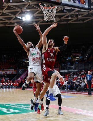 06 03 2022, BBL, FC Bayern Muenchen vs Brose Bamberg, Audi Dome Muenchen, basketball, sports, in picture Kenneth Ogbe Brose Bamberg vs Gavin Schilling FCB Basketball