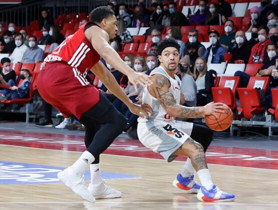 06 03 2022, BBL, FC Bayern Muenchen vs Brose Bamberg, Audi Dome Muenchen, basketball, sports, in picture Augustine Rubit FCB Basketball vs Justin Robinson Brose Bamberg