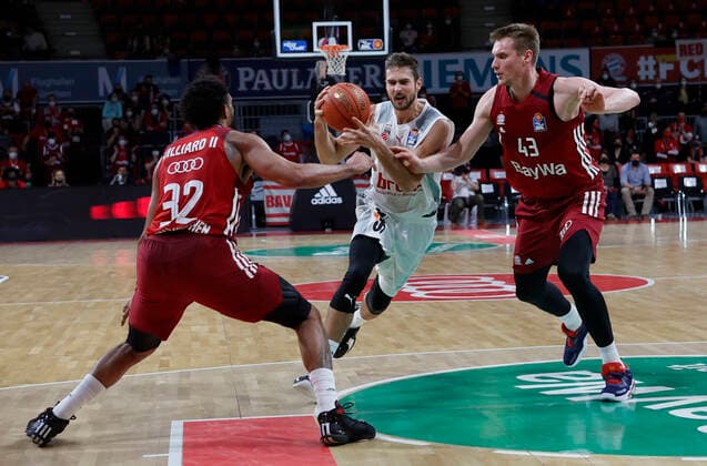 06 03 2022, BBL, FC Bayern Muenchen vs Brose Bamberg, Audi Dome Muenchen, basketball, sports, in picture Daran Hilliard FCB Basketball , Tomas Kyzlink Brose Bamberg and Leon Radosevic FCB Basketball