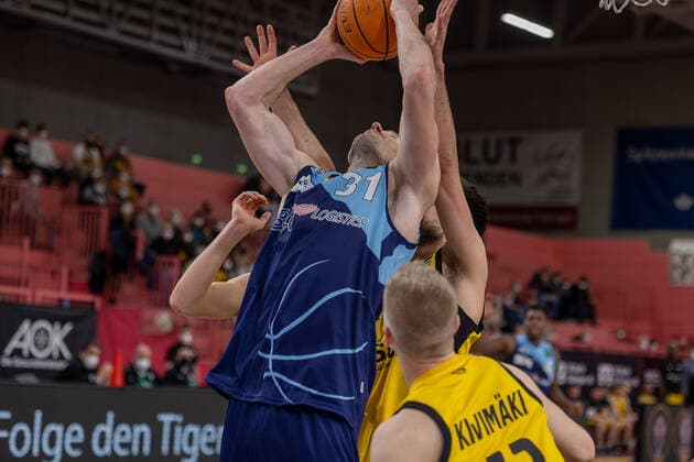 Robert Oehle Eisbaeren Bremerhaven, 31 Aatu Kivimaeki Tigers Tuebingen, 12 Tigers Tuebingen vs Eisbaeren Bremerhaven, 2 Basketball Bundesliga, Pro A, Barmer 2 Basketball, 28 Spieltag , Spielzeit 2021 2022, 06 03 2022 Tigers Tuebingen vs Eisbaeren Bremerhaven, 2 Basketball Bundesliga, Pro A, Barmer 2 Basketball, 28 Spieltag , Spielzeit 2021 2022, 06 03 2022 Tuebingen Copyright: xNinaxSanderx xEibnerxPressefotox EP_NSR