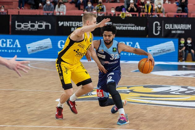 Aatu Kivimaeki Tigers Tuebingen, 12 Carrington Love Eisbaeren Bremerhaven, 32 Tigers Tuebingen vs Eisbaeren Bremerhaven, 2 Basketball Bundesliga, Pro A, Barmer 2 Basketball, 28 Spieltag , Spielzeit 2021 2022, 06 03 2022 Tigers Tuebingen vs Eisbaeren Bremerhaven, 2 Basketball Bundesliga, Pro A, Barmer 2 Basketball, 28 Spieltag , Spielzeit 2021 2022, 06 03 2022 Tuebingen Copyright: xNinaxSanderx xEibnerxPressefotox EP_NSR