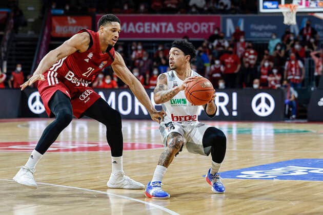 right Justin Robinson Brose Bamberg, 12 left Augustine Rubit Bayern Munich, 21 FC Bayern Munich Brose Bamberg easyCredit BBL Basketball Saison 2021 22 Spieltag 23, 06 03 2022 Audi Dome Copyright: DanielxLöb