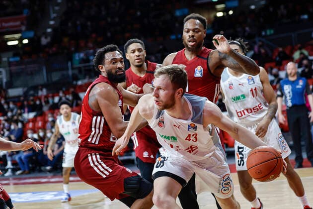 front Christian Sengfelder Brose Bamberg, 43 rear left Darrun Hilliard Bayern Munich, 32 center Augustine Rubit Bayern Munich, 21 right Deshaun Thomas Bayern Munich, 01 FC Bayern Munich Brose Bamberg easyCredit BBL basketball season 2021 22 matchday 23, 06 03 2022 Audi Dome 13 UrhG explicit copy required For use of the photo outside of journalistic purposes, please contact of the photo outside journalistic purposes please contact the photographer Copyright: DanielxLöb