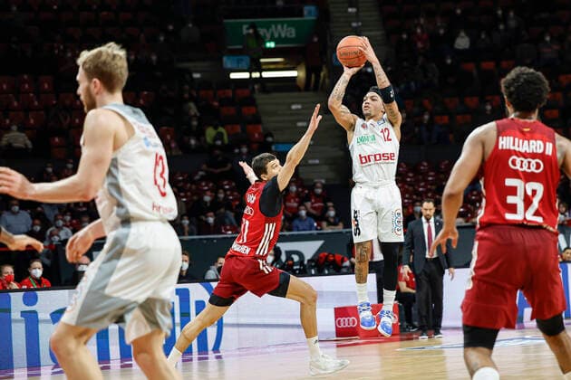 Center Justin Robinson Brose Bamberg, 12 left Vladimir Lucic Bayern Munich, 11 right Darrun Hilliard Bayern Munich, 32 FC Bayern Munich Brose Bamberg easyCredit BBL Basketball Saison 2021 22 Spieltag 23, 06 03 2022 Audi Dome : DanielxLöb