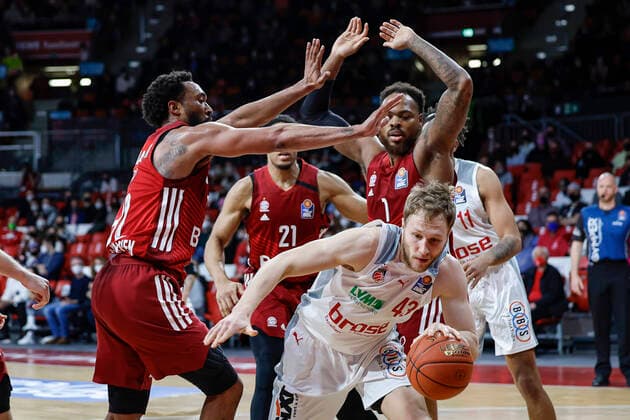 front Christian Sengfelder Brose Bamberg, 43 rear left Darrun Hilliard Bayern Munich, 32 center Augustine Rubit Bayern Munich, 21 right Deshaun Thomas Bayern Munich, 01 FC Bayern Munich Brose Bamberg easyCredit BBL basketball season 2021 22 matchday 23, 06 03 2022 Audi Dome Photo Daniel Löb Loeb Any use of the photo is subject to a fee according to the current MFM list plus VAT Copyright notice is required according to paragraph : DanielxLöb