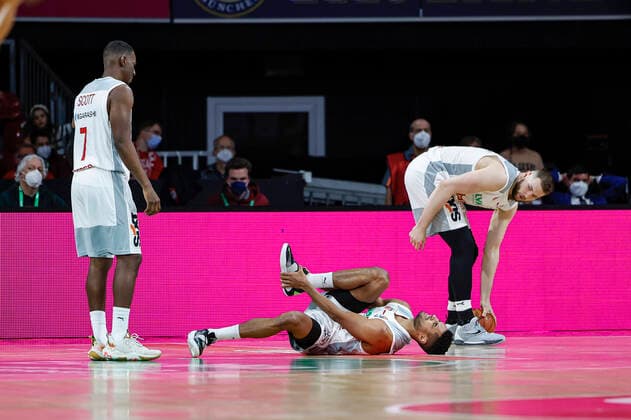Center Kenneth Ogbe Brose Bamberg, 25 in the first use after a long injury break Ogbe bends badly left Shannon Scott Brose Bamberg, 07 right Martinas Geben Brose Bamberg, 22 FC Bayern Munich Brose Bamberg easyCredit BBL basketball season 2021 22 matchday 23, 06 03 2022 Audi Dome Copyright: DanielxLöb
