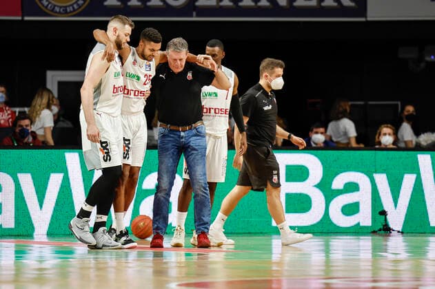 Center Kenneth Ogbe Brose Bamberg, 25 in the first use after a long injury break Ogbe bends badly left Martinas Geben Brose Bamberg, 22 right Team doctor Eike Schuster Brose Bamberg FC Bayern Munich Brose Bamberg easyCredit BBL basketball season 2021 22 matchday 23, 06 03 2022 Audi Dome Copyright: DanielxLöb
