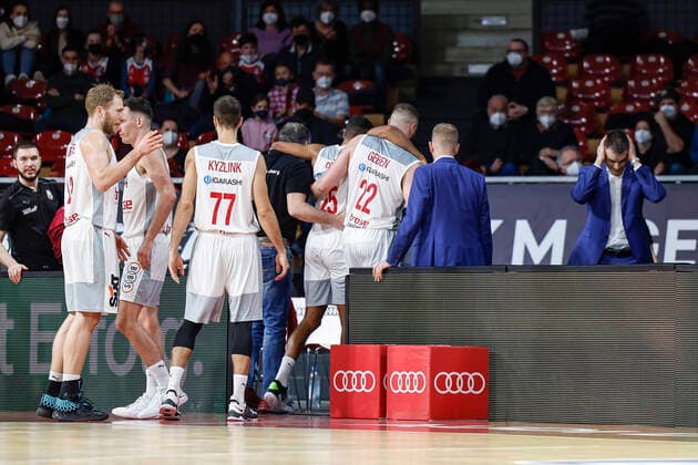 Center Kenneth Ogbe Brose Bamberg, 25 in the first use after a long injury break Ogbe bends badly left Martinas Geben Brose Bamberg, 22 right Team doctor Eike Schuster Brose Bamberg far right Individual coach Individual coach Stephan Weissenböck Brose Bamberg FC Bayern Munich Brose Bamberg easyCredit BBL basketball season 2021 22 match day 23, 06 03 2022 Audi Dome Copyright: DanielxLöb