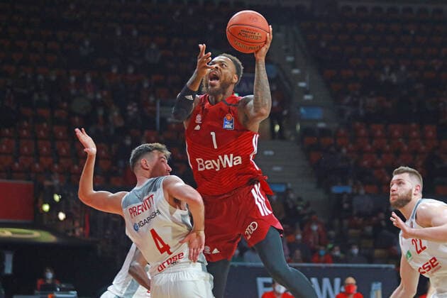 1 Deshaun Thomas FCBB red against 4 Omar Prewitt, 22 Martinas Geben Brose Bamberg Basketball BBL FC Bayern Muenchen Brose Bamberg Audi Dome 06 03 2022 PHOTO Mladen Lackovic LakoPress