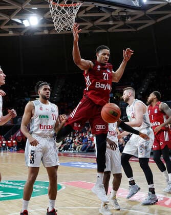 06 03 2022, BBL, FC Bayern Muenchen vs Brose Bamberg, Audi Dome Muenchen, basketball, sports, in the picture Marwin Omuvwie Brose Bamberg , Augustine Rubit FCB Basketball , Martinas Geben Brose Bamberg , Shannon Scott Brose Bamberg Deshaun Thomas FCB Basketball