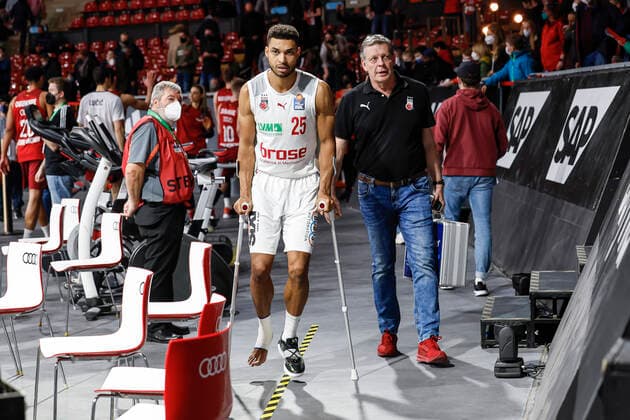 left Kenneth Ogbe Brose Bamberg, 25 in the first use after long injury break Ogbe bends badly right team doctor Eike Schuster Brose Bamberg FC Bayern Munich Brose Bamberg easyCredit BBL basketball season 2021 22 matchday 23, 06 03 2022 Audi Dome Photo Daniel Löb Loeb 0171 4157296 Any use of the photo is subject to a fee according to the current MFM list plus VAT Copyright notice is expressly required under Section 13 UrhG. of the photo outside journalistic purposes please contact the photographer Copyright: DanielxLöb