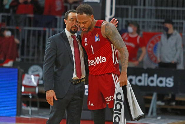 Substitute coach Demond Greene thanks 1 Deshaun Thomas FCBB vs Brose Bamberg Basketball BBL FC Bayern Muenchen Brose Bamberg Audi Dome 06 03 2022 PHOTO Mladen Lackovic LakoPress FCBB vs Brose Bamberg Basketball BBL FC Bayern Muenchen Brose Bamberg Audi Dome 06 03 2022 PHOTO Mladen Lackovic LakoPress