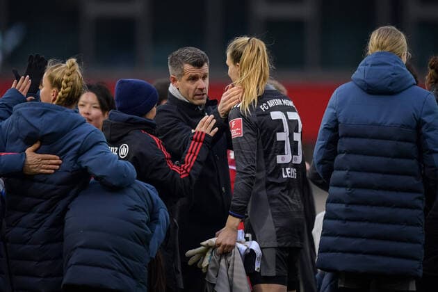 Soccer, womens Bundesliga, 06 03 2022, FC Bayern Munich 1 FC Cologne In the picture coach of the women of FC Bayern Munich Jens SCHEUER praises Janina LEITZIG FC Bayern Munich, 33 final whistle Munich FC Bayern Campus Bayern Germany Copyright: Passion2Press MarkusxFischerx