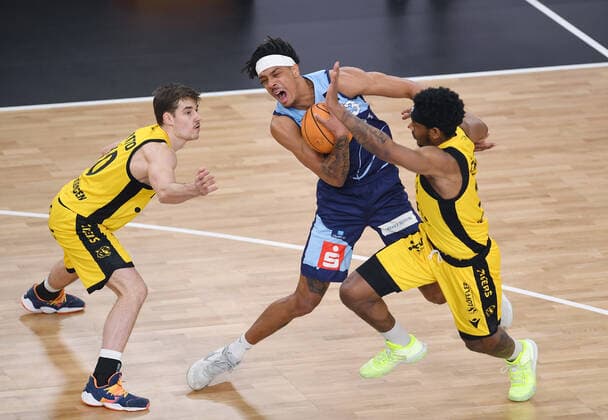 Basketball 2 Bundesliga 2020 2021 28 game day at Paul Horn Arena Tigers Tuebingen Eisbaeren Bremerhaven 06 03 2022 Kevin Yebo center, Eisbaeren Bremerhaven vs Isaiah Crawley right, Tigers and Gianni Otto left, Tigers