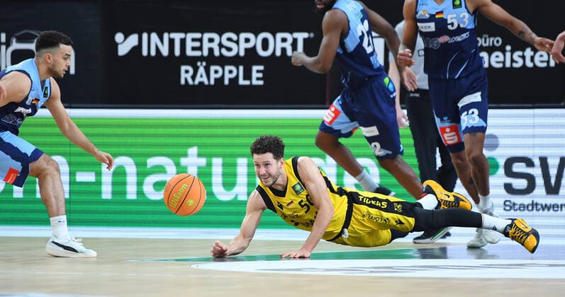 Basketball 2 Bundesliga 2020 2021 28 matchday at Paul Horn Arena Tigers Tuebingen Eisbaeren Bremerhaven 06 03 2022 Joanic Gruettner Bacoul r ground, Tigers vs Elias Baggette li, Eisbaeren Bremerhaven