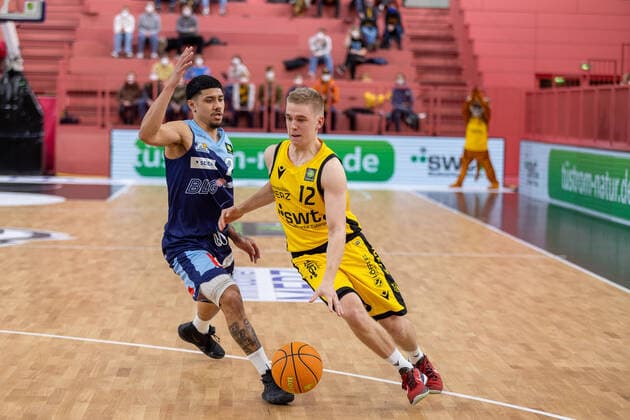 Elias Baggette Eisbaeren Bremerhaven, 02 Aatu Kivimaeki Tigers Tuebingen, 12 Tigers Tuebingen vs Eisbaeren Bremerhaven, 2 Basketball Bundesliga, Pro A, Barmer 2 Basketball, 28 Spieltag , Spielzeit 2021 2022, 06 03 2022 Tigers Tuebingen vs Eisbaeren Bremerhaven, 2 Basketball Bundesliga, Pro A, Barmer 2 Basketball, 28 Spieltag , Spielzeit 2021 2022, 06 03 2022 Tuebingen Copyright: xNinaxSanderx xEibnerxPressefotox EP_NSR