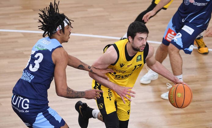 Basketball 2 Bundesliga 2020 2021 28 matchday at Paul Horn Arena Tigers Tuebingen Eisbaeren Bremerhaven 06 03 2022 Kevin Yebo li, Eisbaeren Bremerhaven vs Mateo Seric re, Tigers