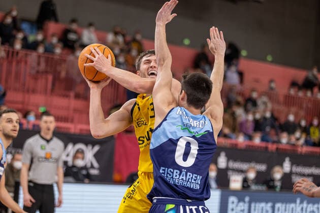 Daniel Keppeler Tigers Tuebingen, 31 Shane Richards Eisbaeren Bremerhaven, 00 Tigers Tuebingen vs Eisbaeren Bremerhaven, 2 Basketball Bundesliga, Pro A, Barmer 2 Basketball, 28 Spieltag , Spielzeit 2021 2022, 06 03 2022 Tigers Tuebingen vs Eisbaeren Bremerhaven, 2 Basketball Bundesliga, Pro A, Barmer 2 Basketball, 28 Spieltag , Spielzeit 2021 2022, 06 03 2022 Tuebingen Copyright: xNinaxSanderx xEibnerxPressefotox EP_NSR