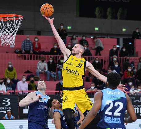 Basketball 2 Bundesliga 2020 2021 28 matchday at Paul Horn Arena Tigers Tuebingen Eisbaeren Bremerhaven 06 03 2022 Daniel Keppeler center, Tigers vs Ethan Alvano 2 v left, Eisbaeren Bremerhaven and Robert Oehle left, Eisbaeren Bremerhaven