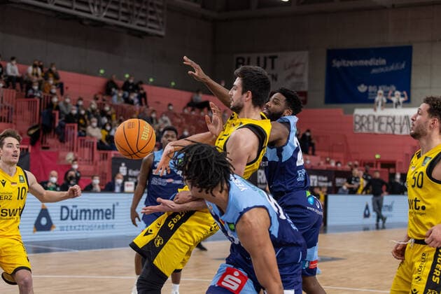 Mateo Seric Tigers Tuebingen, 17 Kevin Yebo Eisbaeren Bremerhaven, 53 Tigers Tuebingen vs Eisbaeren Bremerhaven, 2 Basketball Bundesliga, Pro A, Barmer 2 Basketball, 28 Spieltag , Spielzeit 2021 2022, 06 03 2022 Tigers Tuebingen vs Eisbaeren Bremerhaven, 2 Basketball Bundesliga, Pro A, Barmer 2 Basketball, 28 Spieltag , Spielzeit 2021 2022, 06 03 2022 Tuebingen Copyright: xNinaxSanderx xEibnerxPressefotox EP_NSR