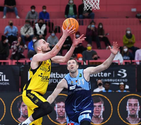Basketball 2 Bundesliga 2020 2021 28 Matchday at Paul Horn Arena Tigers Tuebingen Eisbaeren Bremerhaven 06 03 2022 Daniel Keppeler left, Tigers vs Robert Oehle right, Eisbaeren Bremerhaven