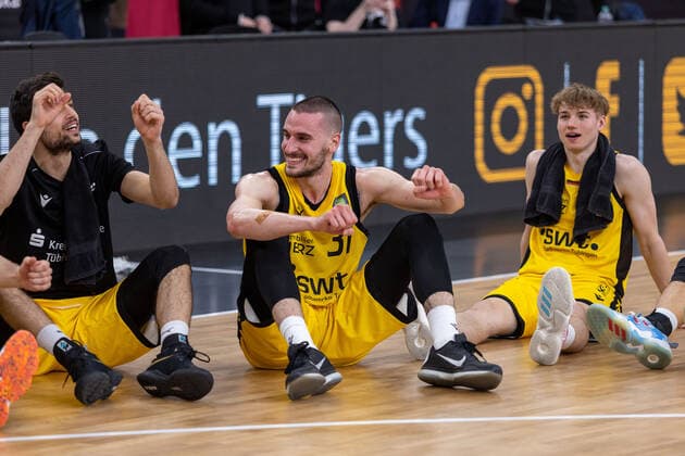The Tigers Tuebingen are happy about the victory against the Eisbaeren Bremerhaven Tigers Tuebingen vs Eisbaeren Bremerhaven, 2 Basketball Bundesliga, Pro A, Barmer 2 Basketball, 28 Spieltag , Spielzeit 2021 2022, 06 03 2022 Tigers Tuebingen vs Eisbaeren Bremerhaven, 2 Basketball Bundesliga, Pro A, Barmer 2 Basketball, 28 Spieltag , Spielzeit 2021 2022, 06 03 2022 Tuebingen Copyright: xNinaxSanderx xEibnerxPressefotox EP_NSR