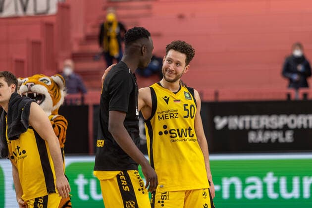 Bakary Dibba Tigers Tuebingen, 44 Joanic Gruetner Bacoul TIgers Tuebingen, 50 Tigers Tuebingen vs Eisbaeren Bremerhaven, 2 Basketball Bundesliga, Pro A, Barmer 2 Basketball, 28 Spieltag , Spielzeit 2021 2022, 06 03 2022 Tigers Tuebingen vs Eisbaeren Bremerhaven, 2 Basketball Bundesliga, Pro A, Barmer 2 Basketball, 28 Spieltag , Spielzeit 2021 2022, 06 03 2022 Tuebingen Copyright: xNinaxSanderx xEibnerxPressefotox EP_NSR