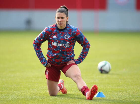 Munich, Germany 06 March 2022 Football, Womens Bundesliga, 2021 2022 season, FC Bayern München 1 FC Köln, Campus Jovana Damnjanovic FC Bayern München stretching during warm-up DFB regulations prohibit any use of photographs as image sequences and or quasi video