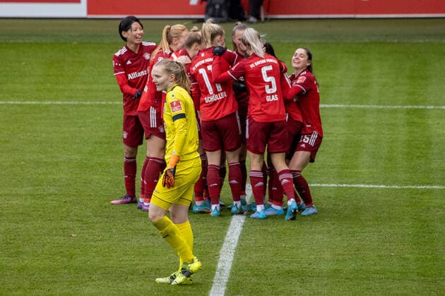 Koelns 1 goalie KLETT in front of jubilant Bayern players womens soccer, FC Bayern Koeln, on 6 03 2022 womens soccer Bundesliga, FC Bayern München 1 FC Köln 6 0, season 2021 2022, in Munich, F C B A Y E R N C A M P U S, Germany Source Copyright Credit Oryk HAIST xx