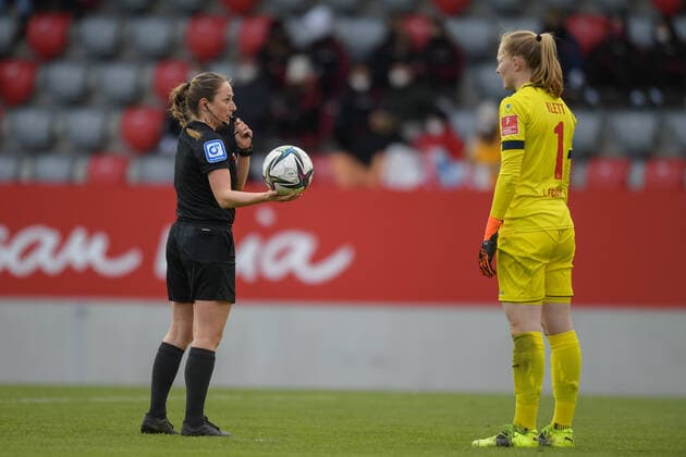 Soccer, Womens Bundesliga, 06 03 2022, FC Bayern Munich 1 FC Cologne In the picture referee Melissa JOOS and Manon KLETT 1 FC Cologne, 1 referee ball Munich FC Bayern Campus Bayern Germany Copyright: Passion2Press MarkusxFischerx