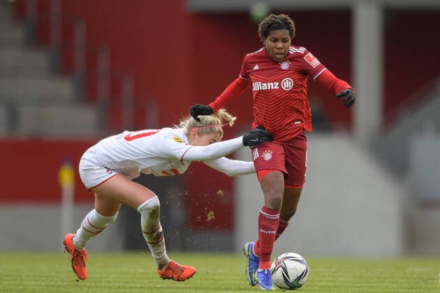 Soccer, Womens Bundesliga, 06 03 2022, FC Bayern Munich 1 FC Cologne In the picture Sharon BECK 1 FC Cologne, 10 holding foul play foul and Lineth BEERENSTEYN FC Bayern Munich, 6 dribbling ball Munich FC Bayern Campus Bayern Germany Copyright: Passion2Press MarkusxFischerx