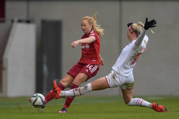 Soccer, Womens Bundesliga, 06 03 2022, FC Bayern Munich 1 FC Cologne In the picture Glodis Perla VIGGOSDOTTIR Schueller Schuller, FC Bayern Munich, 14 pass pass ball and Sharon BECK 1 FC Cologne, 10 straddle duel ball Munich FC Bayern Campus Bayern Germany Copyright: Passion2Press MarkusxFischerx
