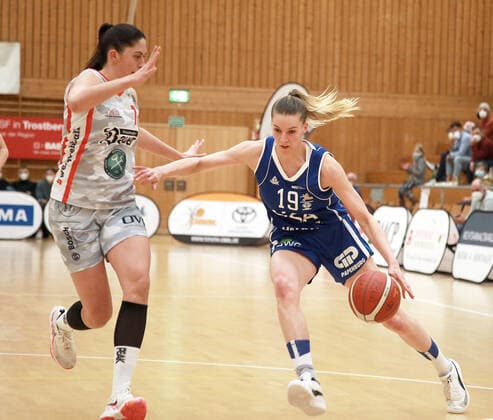 from left Ana WOJTULEK Wasserburg CRO , Meret KLEINE BEEK Halle , Da Basketball,1 Bundesliga 2021 22, , 06 03 22, TSV Wasserburg vs Gisa LIONS SV Halle, Wasserburg, Badria Sportzentrum Copyright: WolfgangxFehrmann