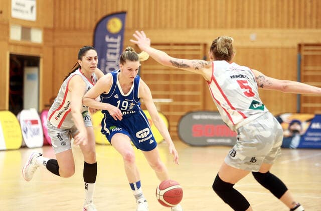 from left Ana WOJTULEK Wasserburg CRO , Meret KLEINE BEEK Halle , Haligeth REINOEL Wasserburg US , Da Basketball,1 Bundesliga 2021 22, , 06 03 22, TSV Wasserburg vs Gisa LIONS SV Halle, Wasserburg, Badria Sportzentrum Copyright: WolfgangxFehrmann