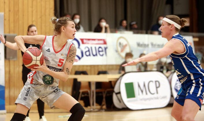 from left Haligeth REINOEL Wasserburg US , Rachael VANDERWAL Halle , Da Basketball,1 Bundesliga 2021 22, , 06 03 22, TSV Wasserburg vs Gisa LIONS SV Halle, Wasserburg, Badria Sportzentrum Copyright: WolfgangxFehrmann