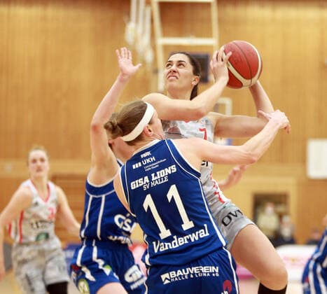 from left Rachael VANDERWAL Halle , Ana WOJTULEK Wasserburg CRO , Da Basketball,1 Bundesliga 2021 22, , 06 03 22, TSV Wasserburg vs Gisa LIONS SV Halle, Wasserburg, Badria Sportzentrum Copyright: WolfgangxFehrmann