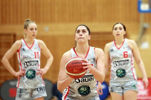 in the middle Ana WOJTULEK Wasserburg CRO , Da Basketball,1 Bundesliga 2021 22, , 06 03 22, TSV Wasserburg vs Gisa LIONS SV Halle, Wasserburg, Badria Sportzentrum Copyright: WolfgangxFehrmann
